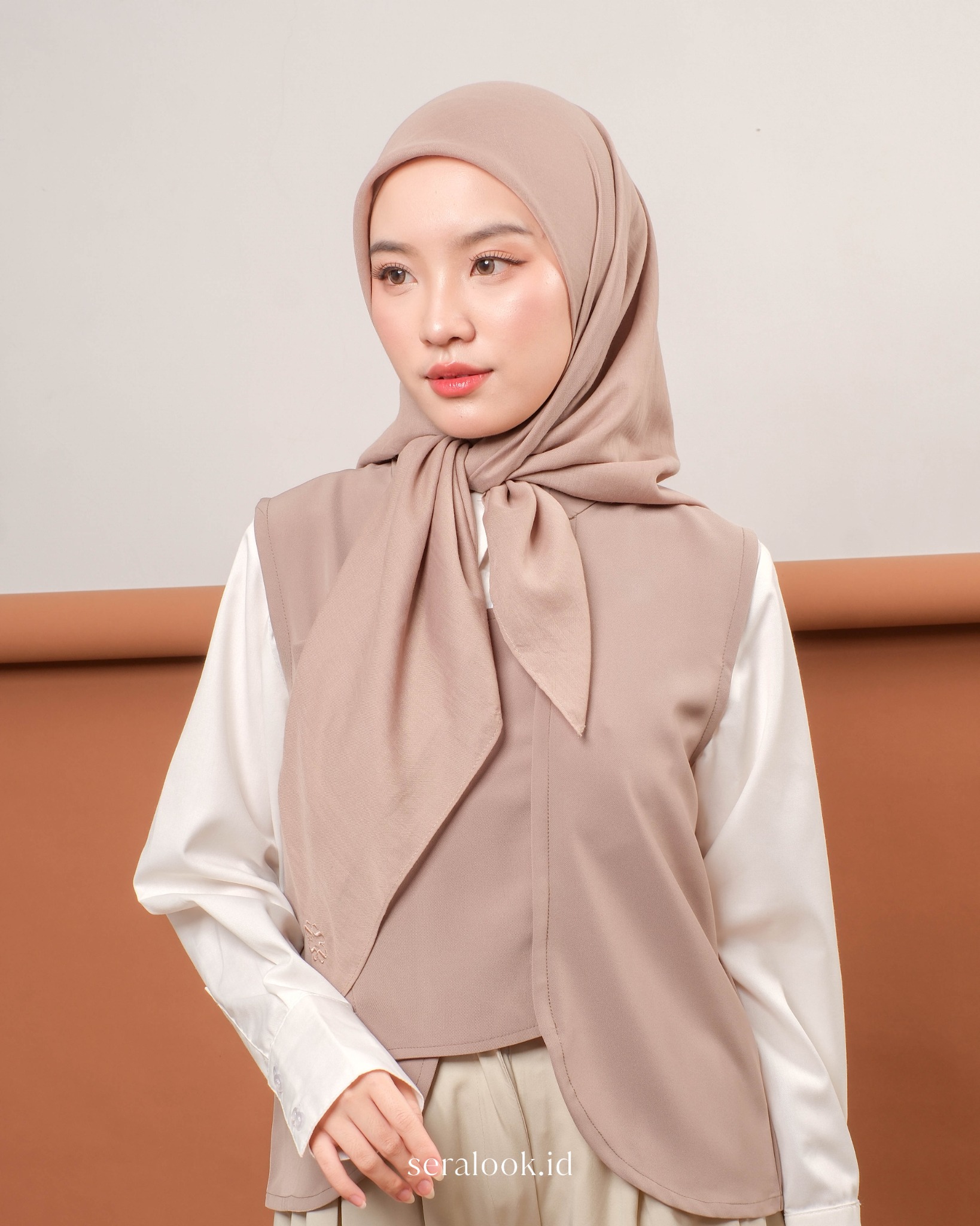 Anne Voal Plain Square Hijab