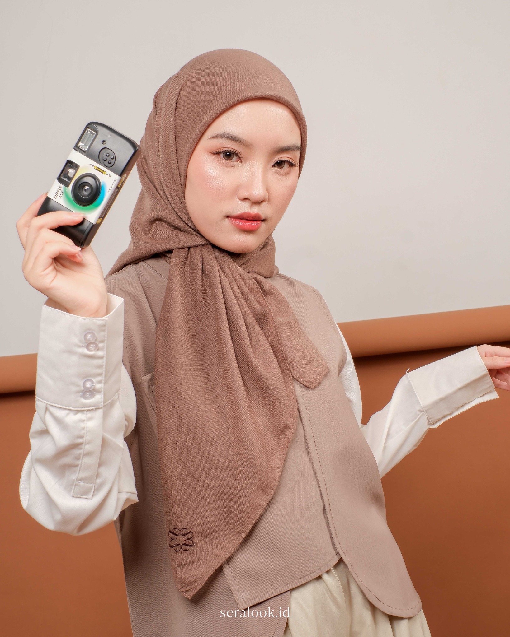 Anne Voal Plain Square Hijab