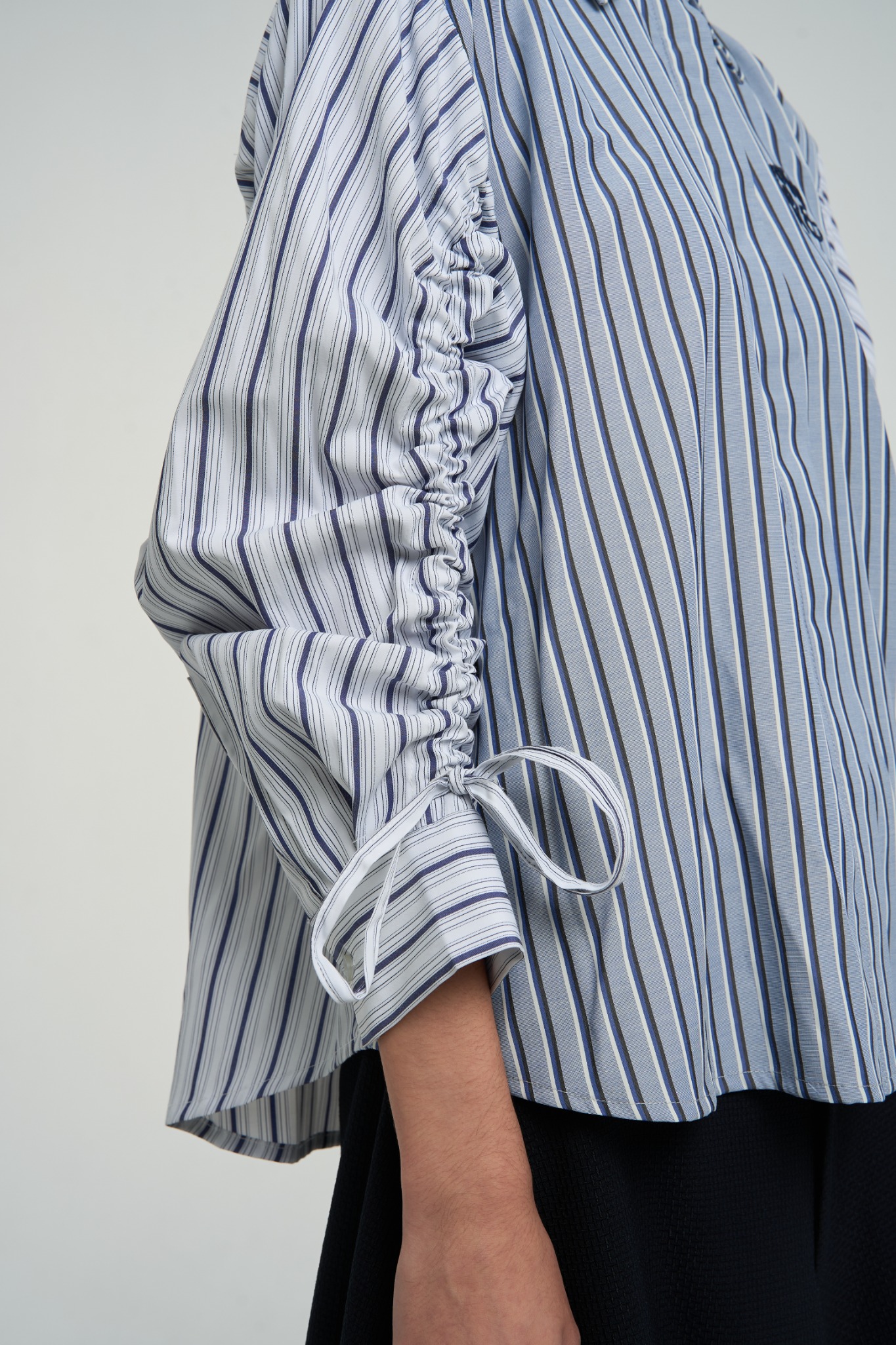IIYA DRAWSTRING TOP WHITE  BLUE - KAMI