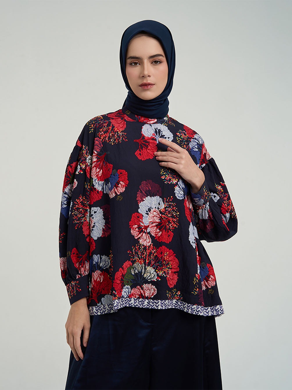 ZAINA DROPSHOULDER TOP NAVY - KAMI
