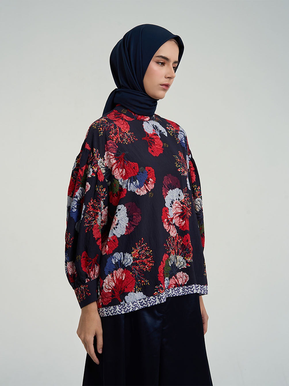 ZAINA DROPSHOULDER TOP NAVY - KAMI