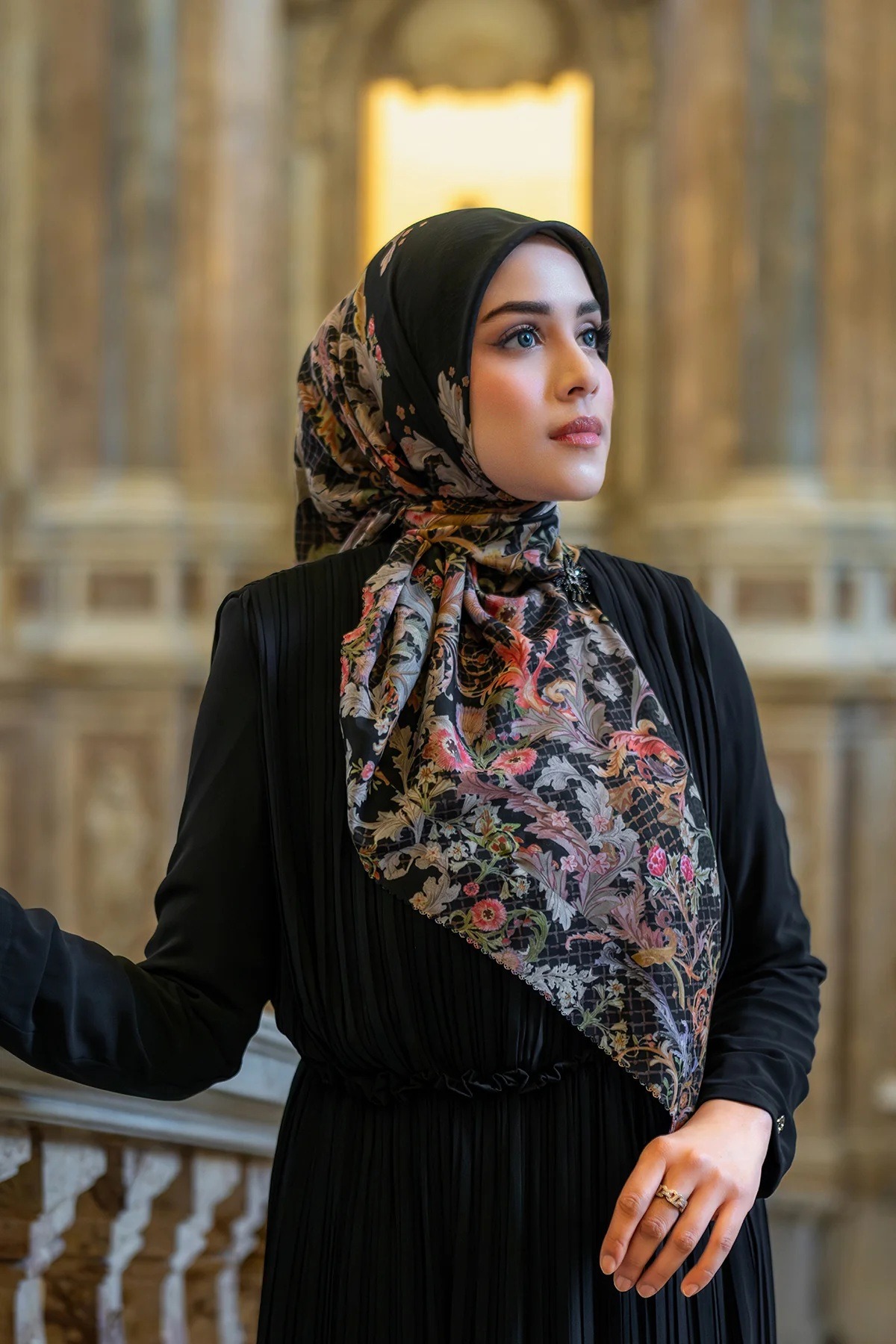 ROYALE - GRANDEUR VOILE SQUARE - BUTTONSCARVES
