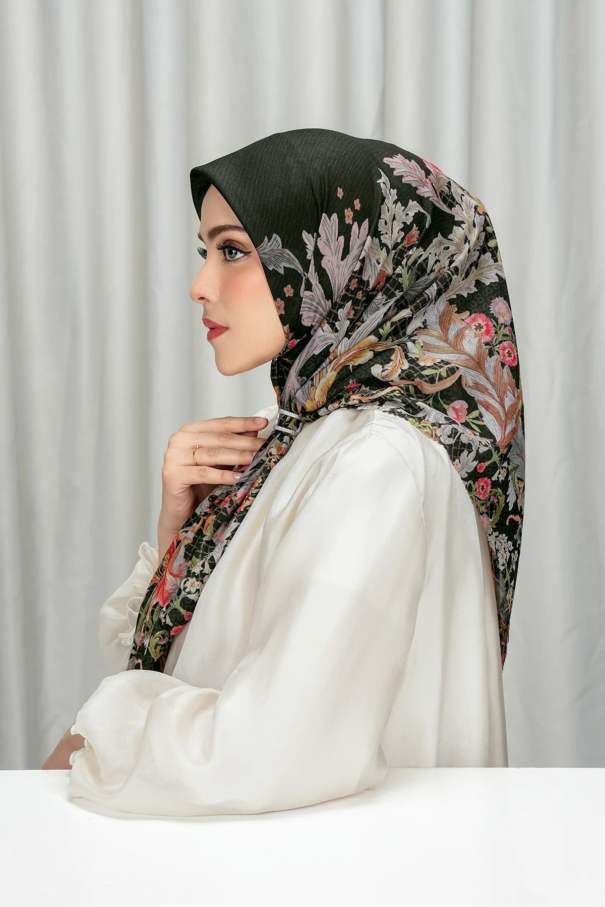 ROYALE - GRANDEUR VOILE SQUARE - BUTTONSCARVES