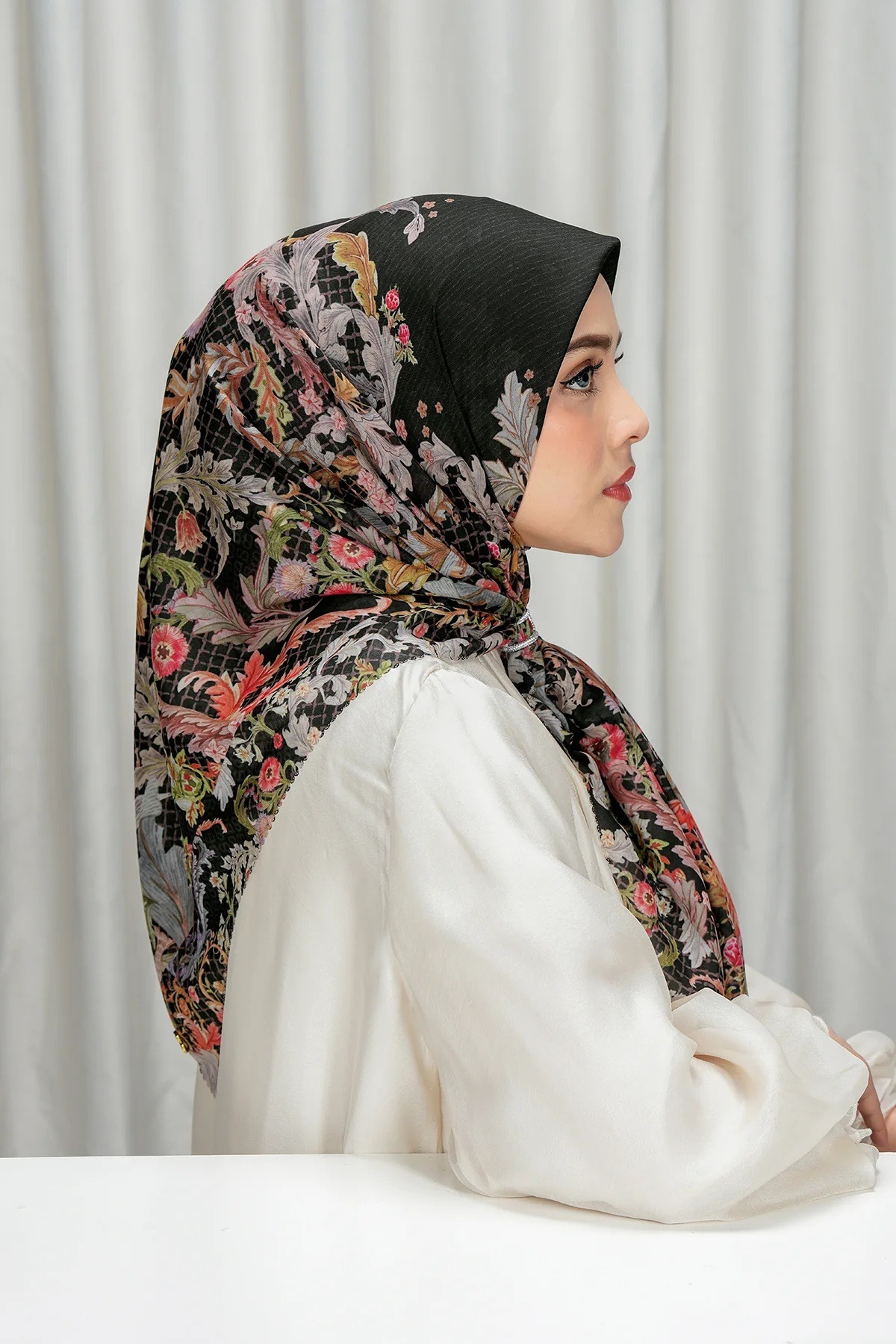 ROYALE - GRANDEUR VOILE SQUARE - BUTTONSCARVES