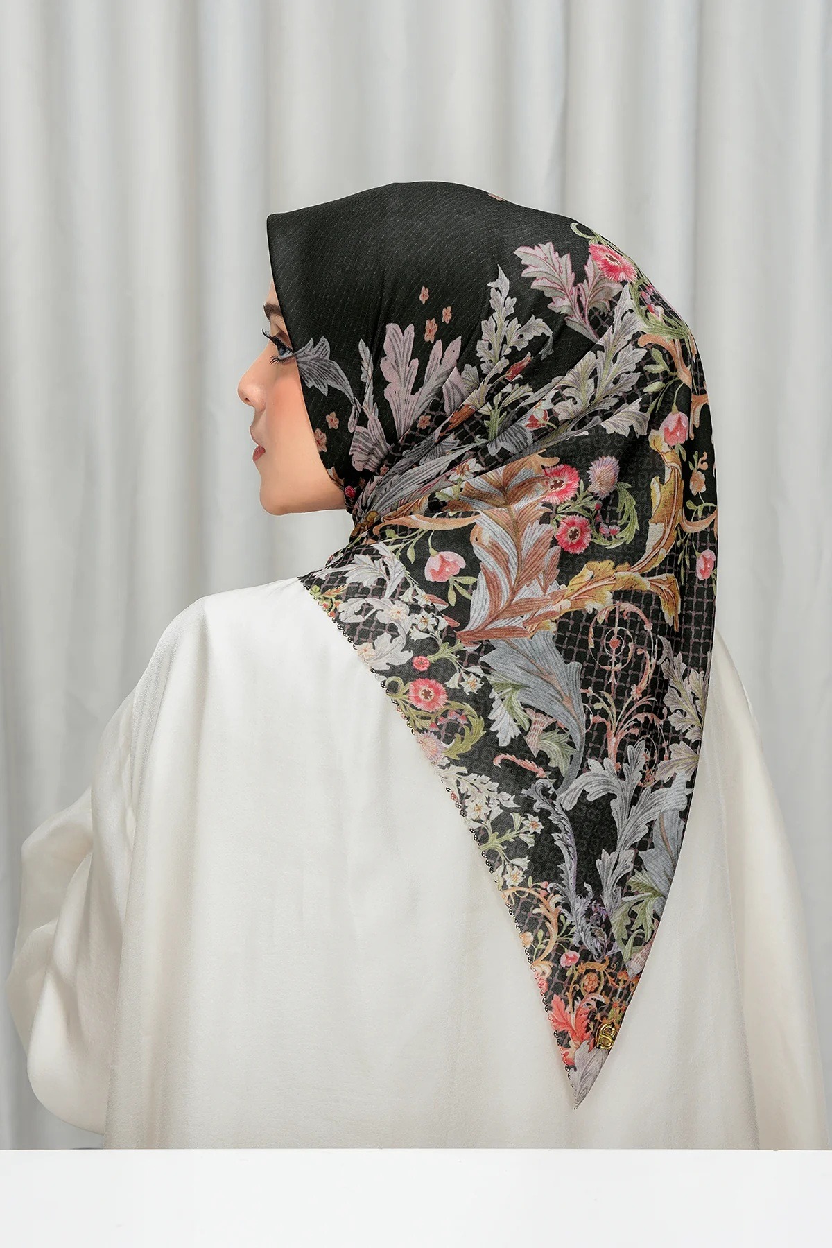 ROYALE - GRANDEUR VOILE SQUARE - BUTTONSCARVES