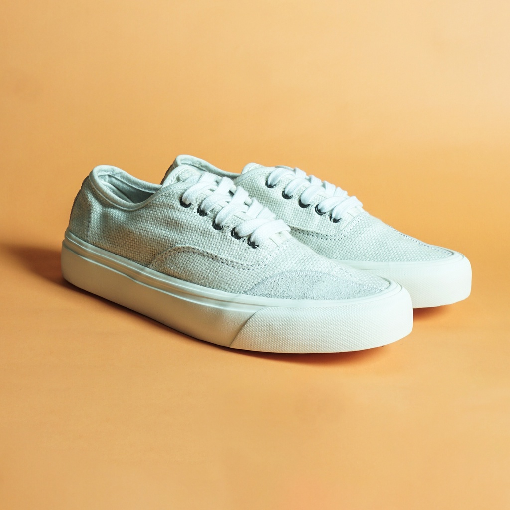 Sepatu Tali Pendek (low) HOPE Breed White