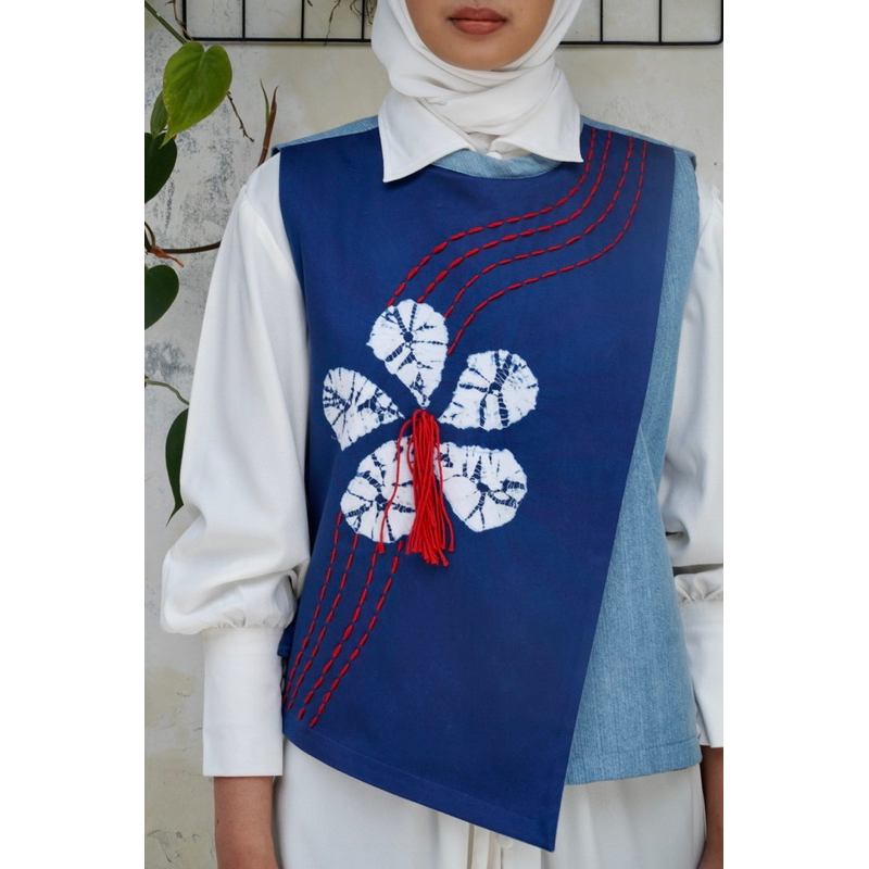BOOLAO Vest Pendek Patra Komala Asimetris (Rompi Batik Shibori)
