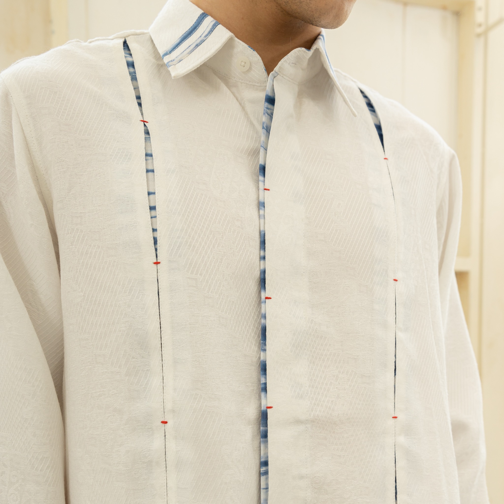 BOOLAO Kemeja Pria Glimpse Shibori - White Jacquard Batik