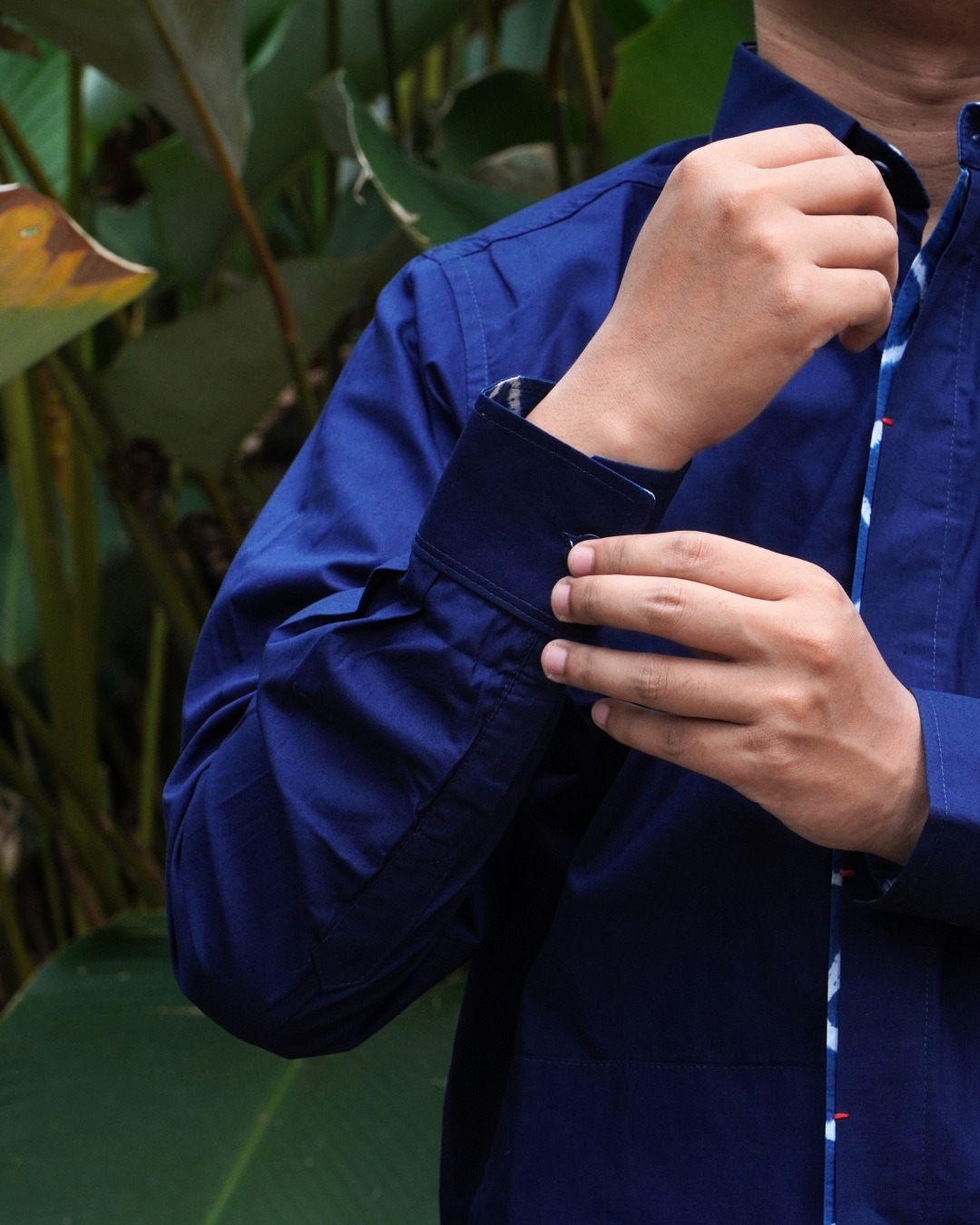 BOOLAO Kemeja Pria Glimpse Shibori -Navy Blue Jacquard Batik 