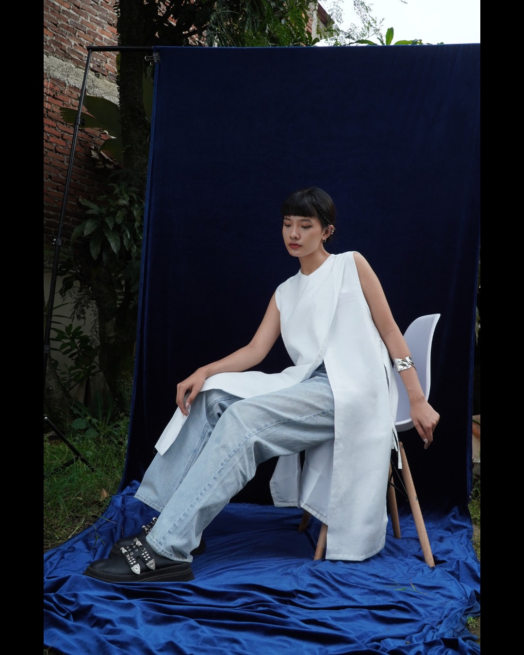 BOOLAO Asymetric Long Vest – White on White