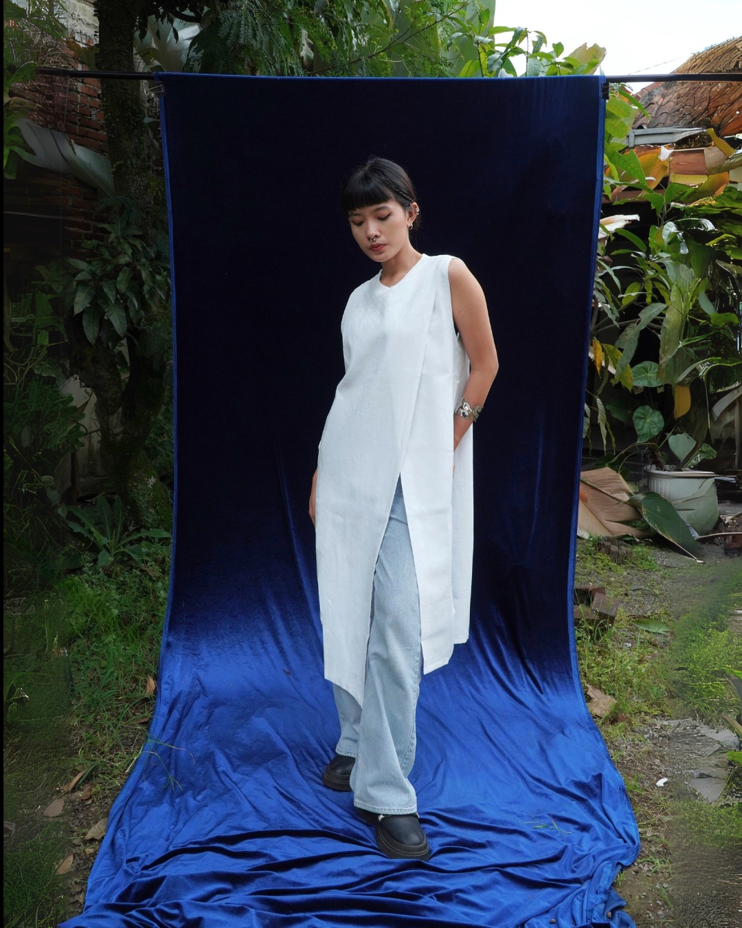 BOOLAO Asymetric Long Vest – White on White