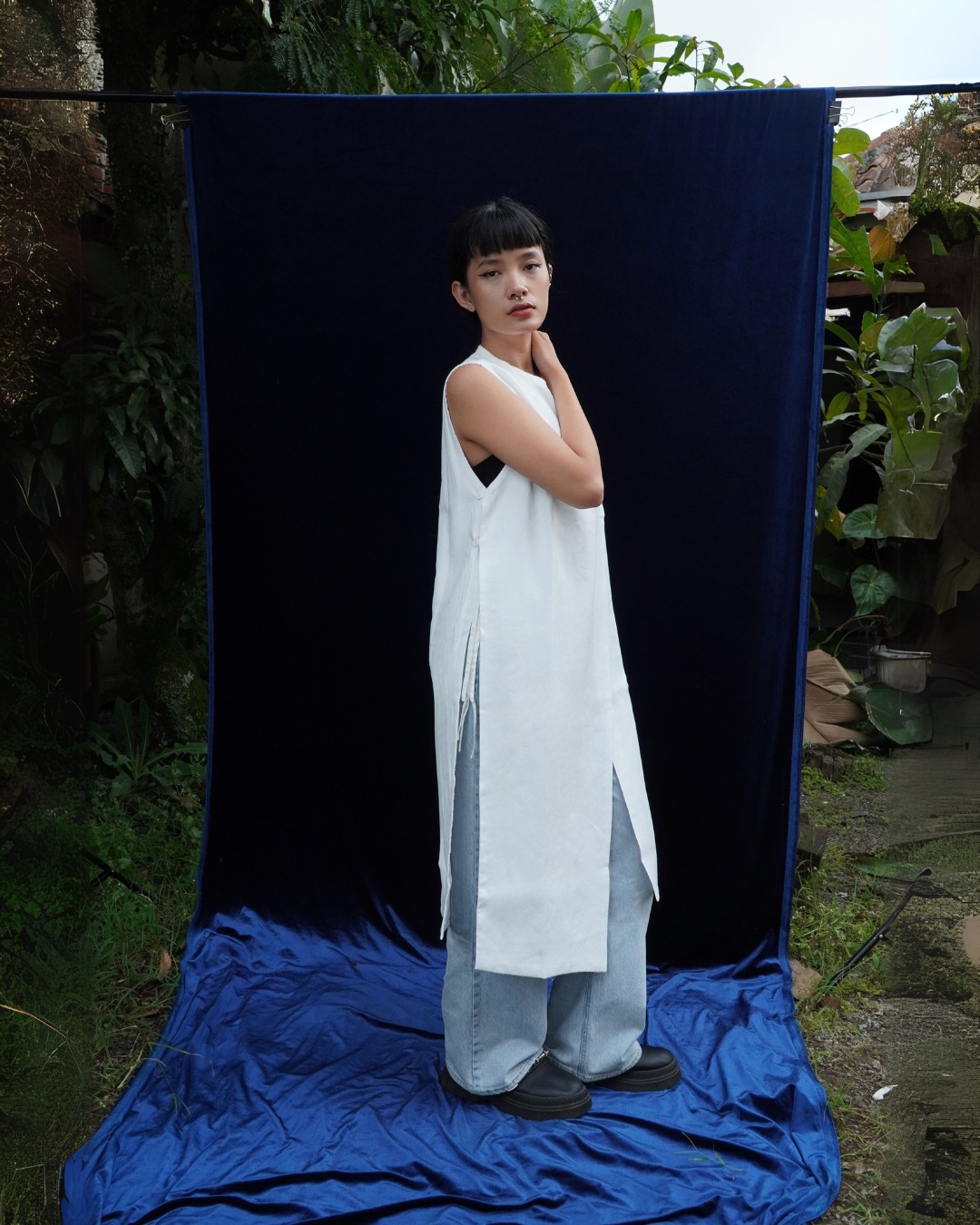 BOOLAO Asymetric Long Vest – White on White