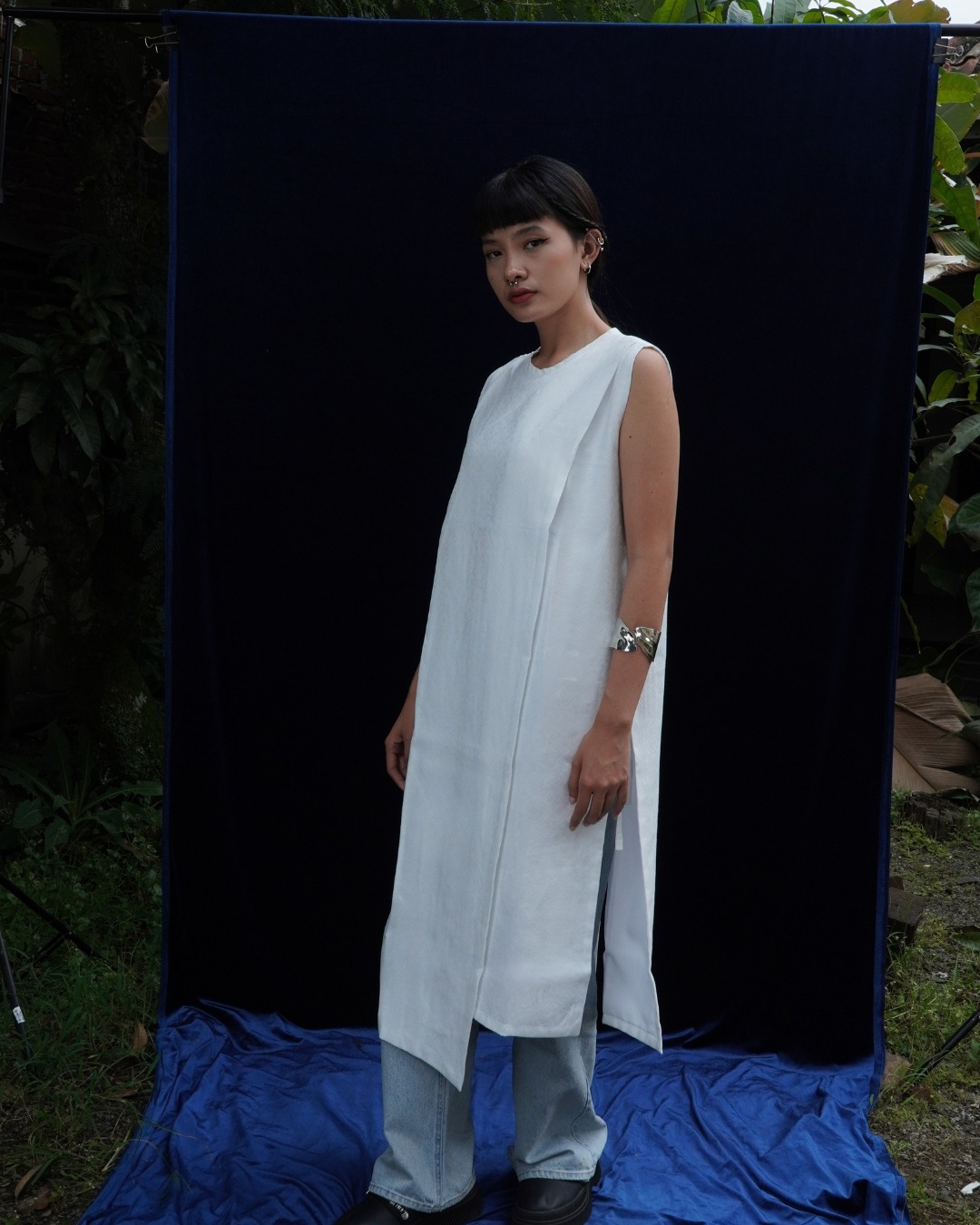BOOLAO Asymetric Long Vest – White on White