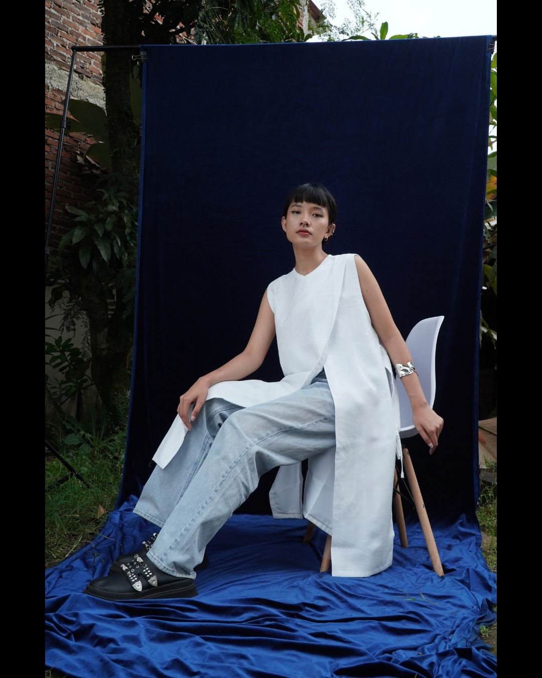 BOOLAO Asymetric Long Vest – White on White