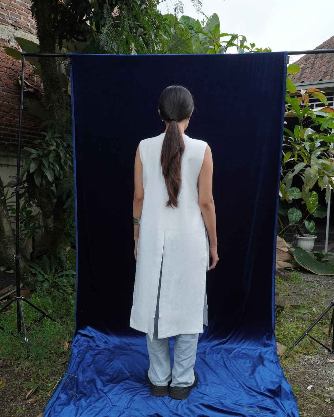 BOOLAO Asymetric Long Vest – White on White