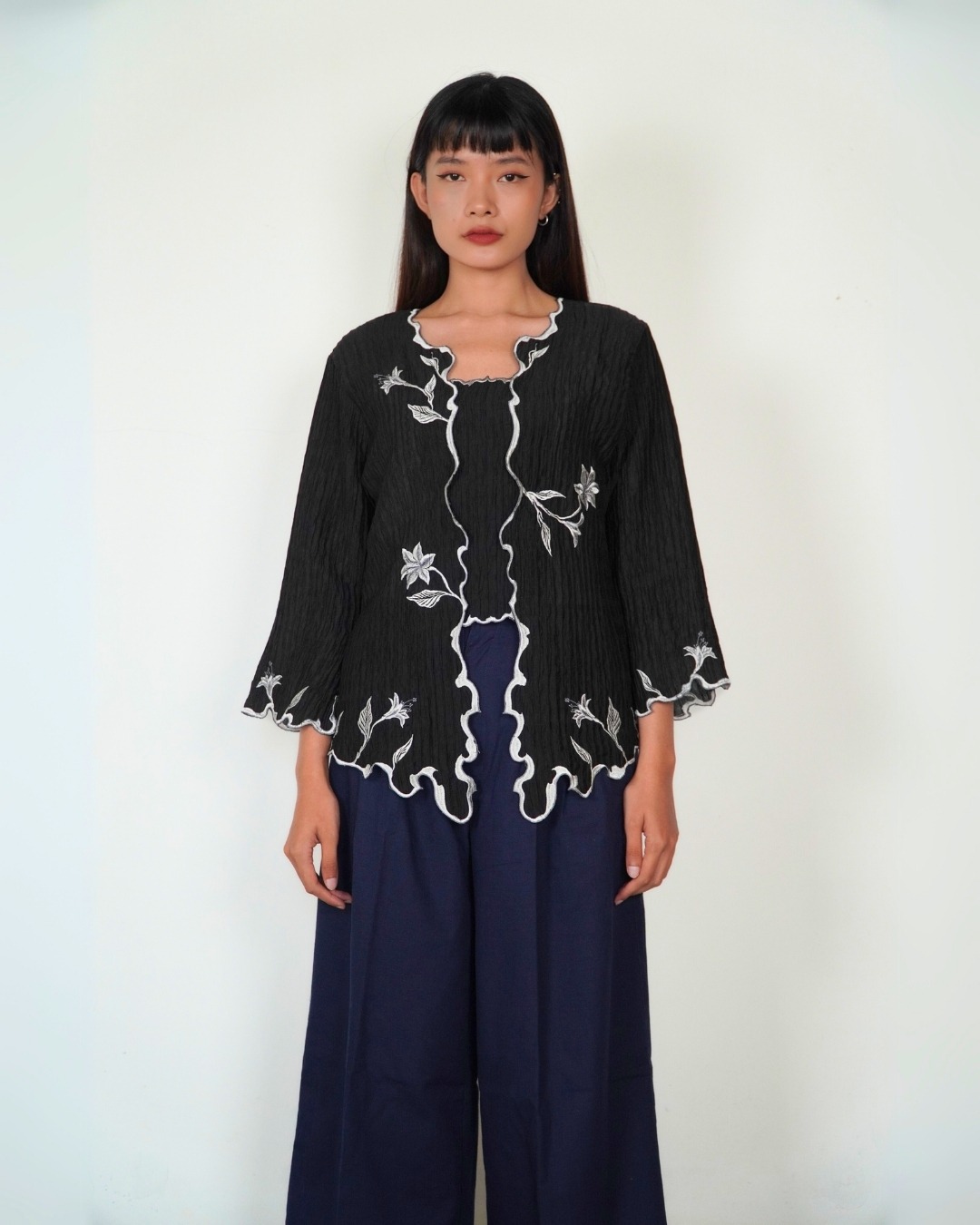 BOOLAO Kebaya Lily Embroidery (Detachable Outer) - Hitam