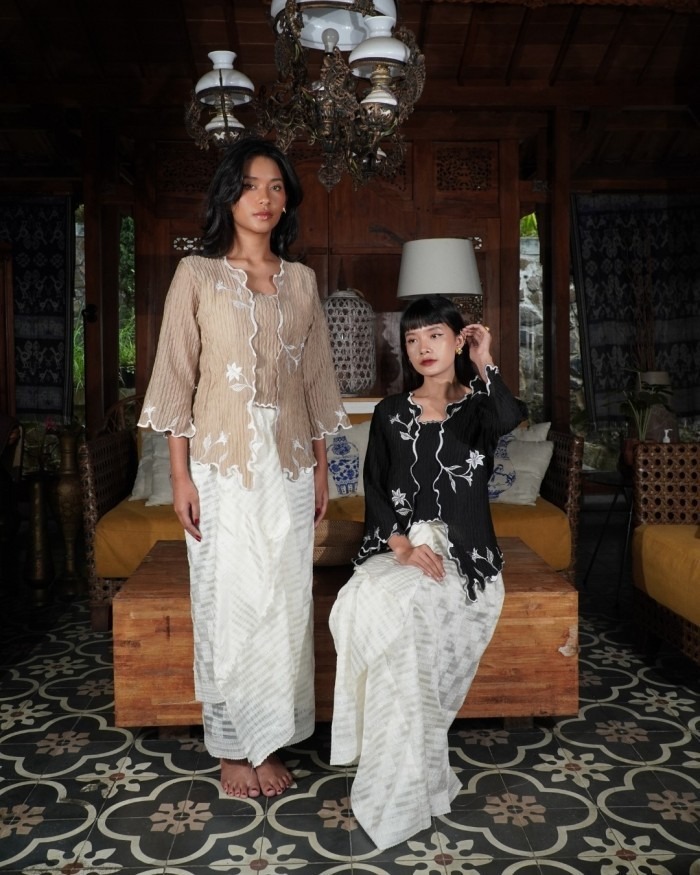 BOOLAO Kebaya Lily Embroidery (Detachable Outer) - Hitam