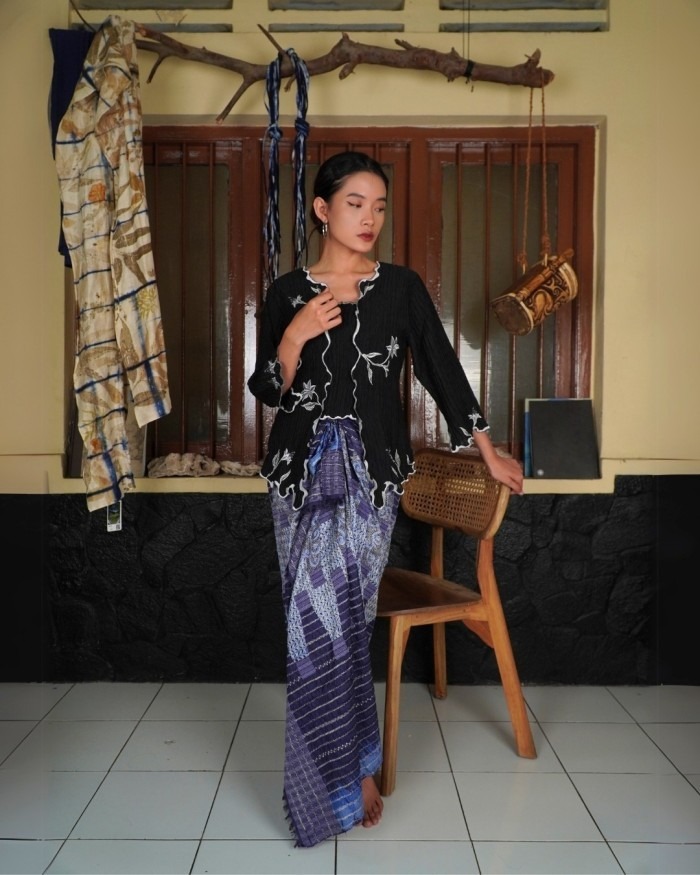 BOOLAO Kebaya Lily Embroidery (Detachable Outer) - Hitam
