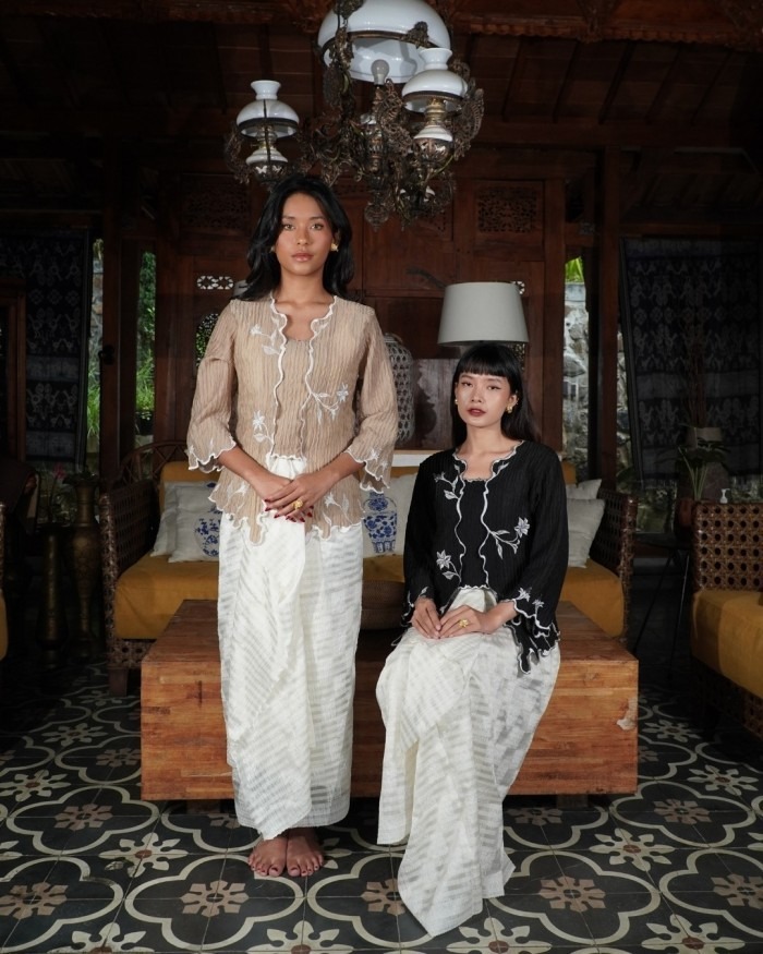 BOOLAO Kebaya Lily Embroidery (Detachable Outer) - Hitam