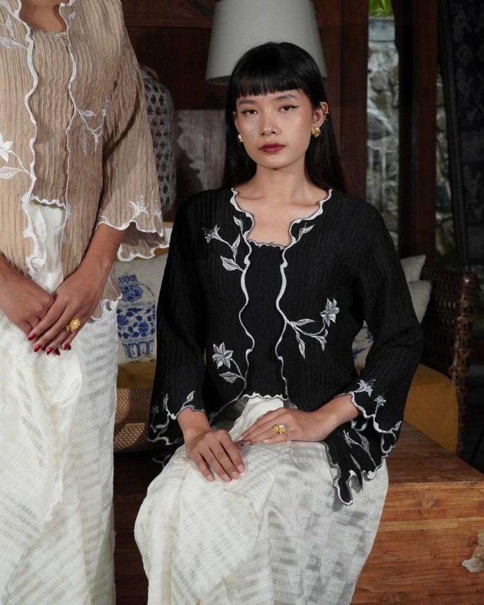 BOOLAO Kebaya Lily Embroidery (Detachable Outer) - Hitam