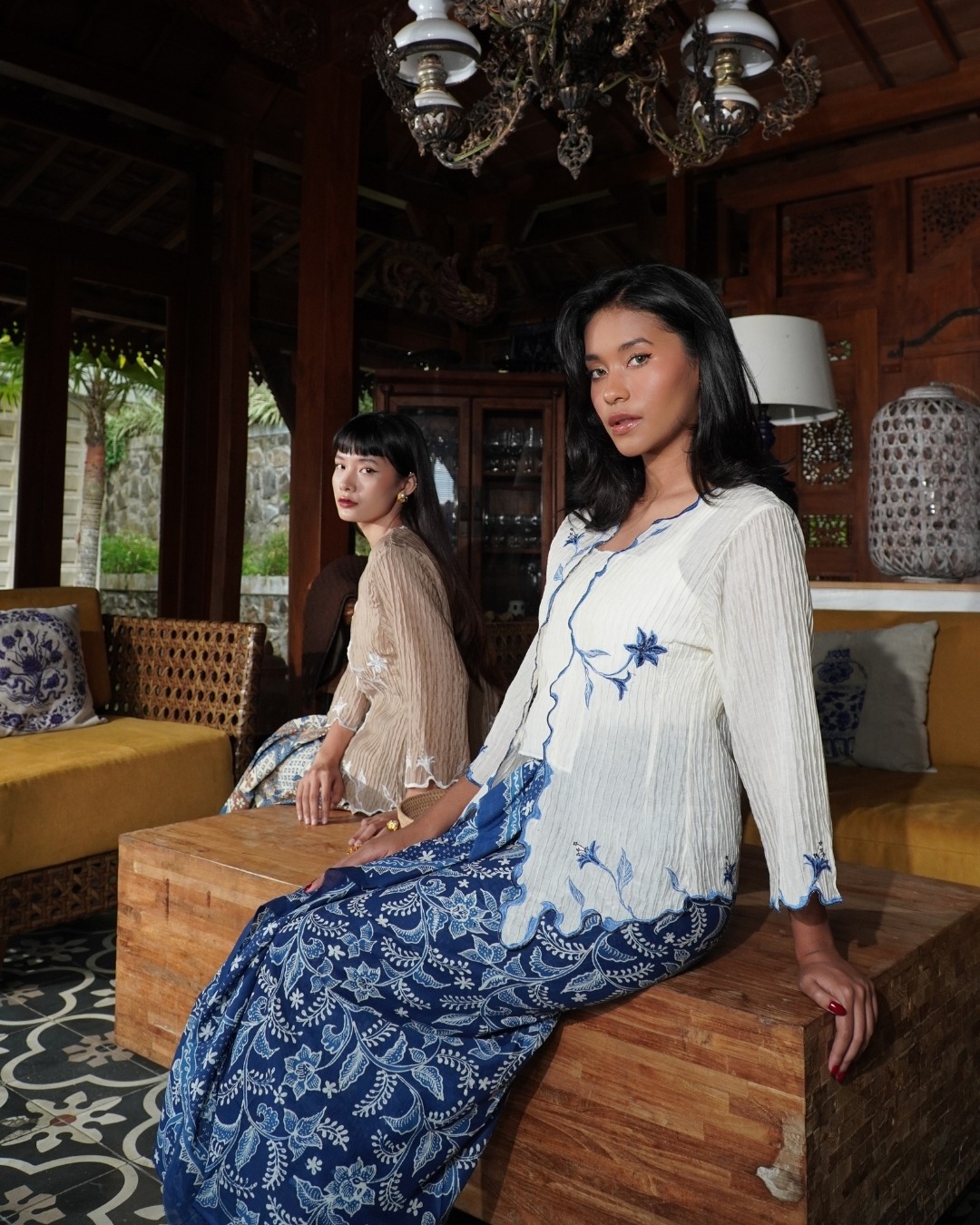 BOOLAO Kebaya Lily Embroidery (Detachable Outer) - Putih