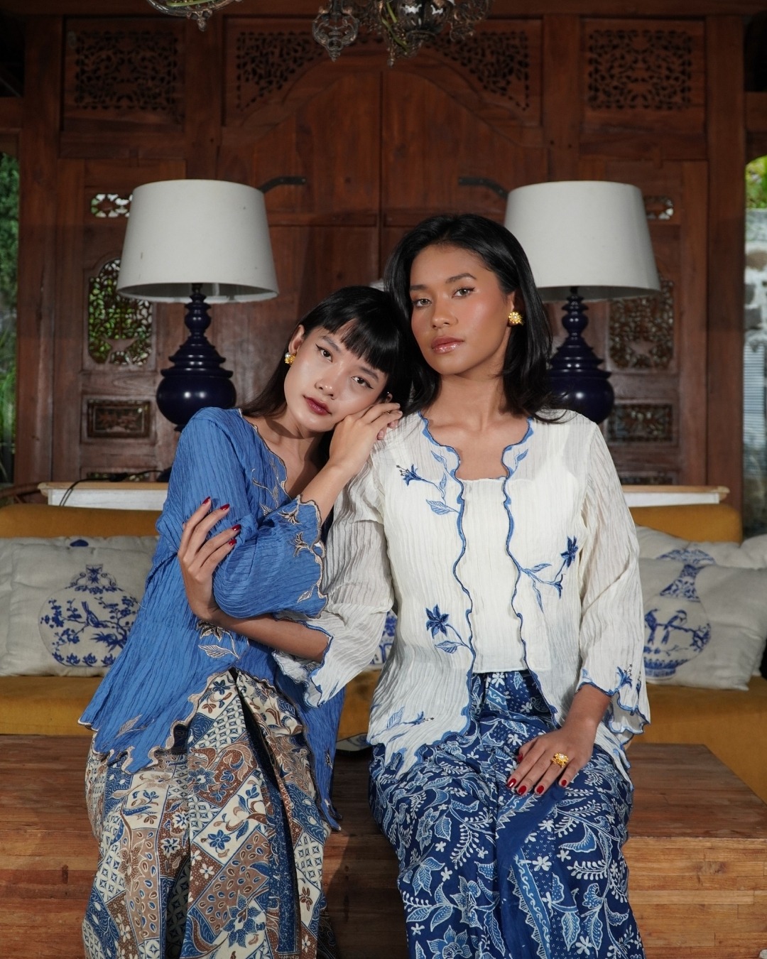 BOOLAO Kebaya Lily Embroidery (Detachable Outer) - Putih