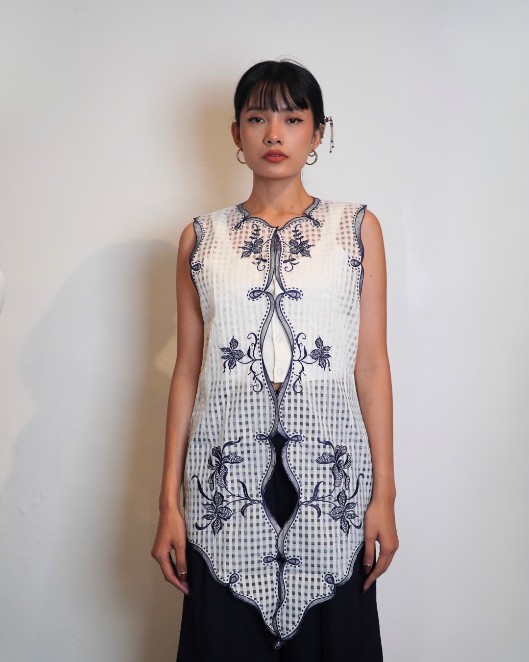 Djaline by Boolao Kebaya Vest Anggrek Bulan Putih Navy