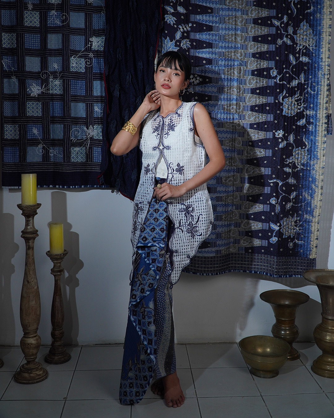 Djaline by Boolao Kebaya Vest Anggrek Bulan Putih Navy