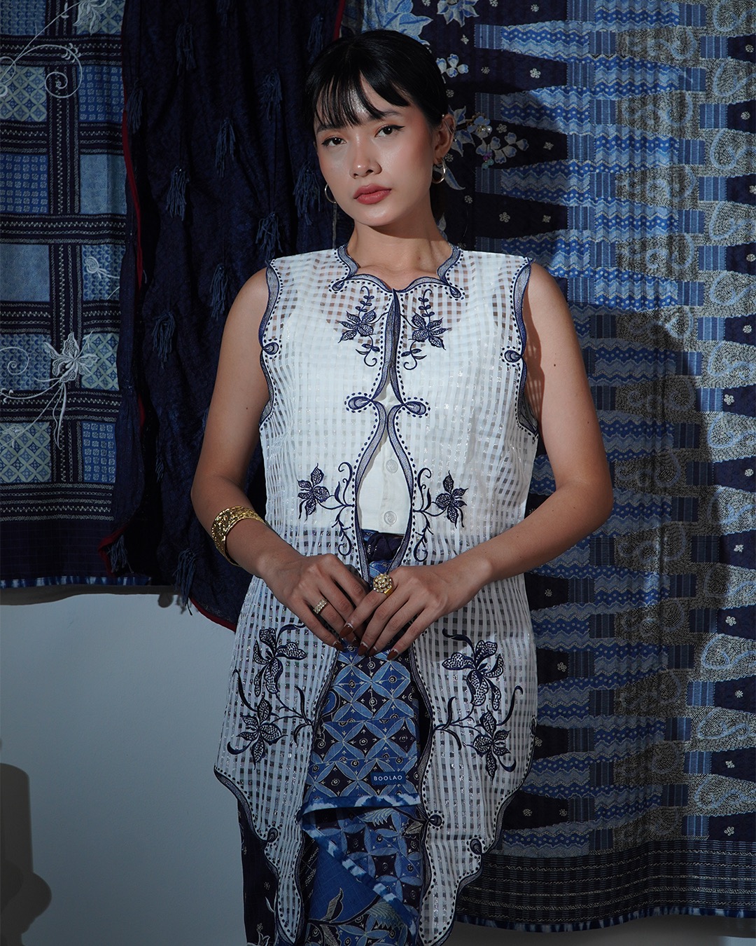 Djaline by Boolao Kebaya Vest Anggrek Bulan Putih Navy