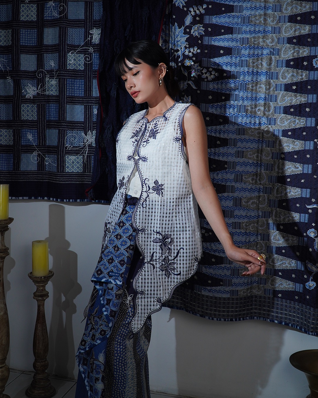 Djaline by Boolao Kebaya Vest Anggrek Bulan Putih Navy