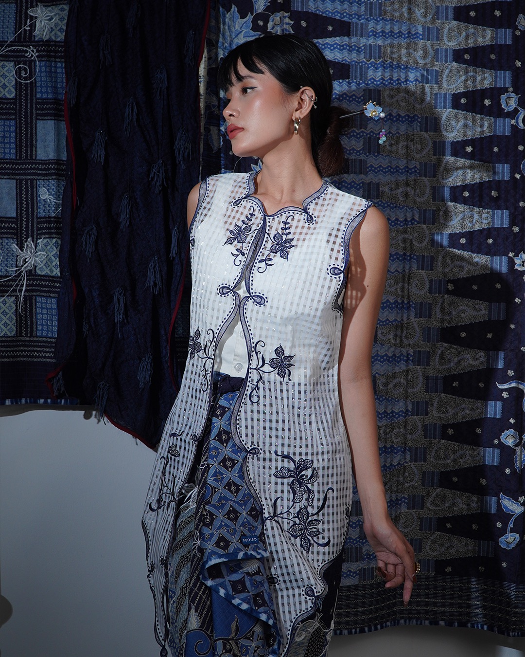 Djaline by Boolao Kebaya Vest Anggrek Bulan Putih Navy