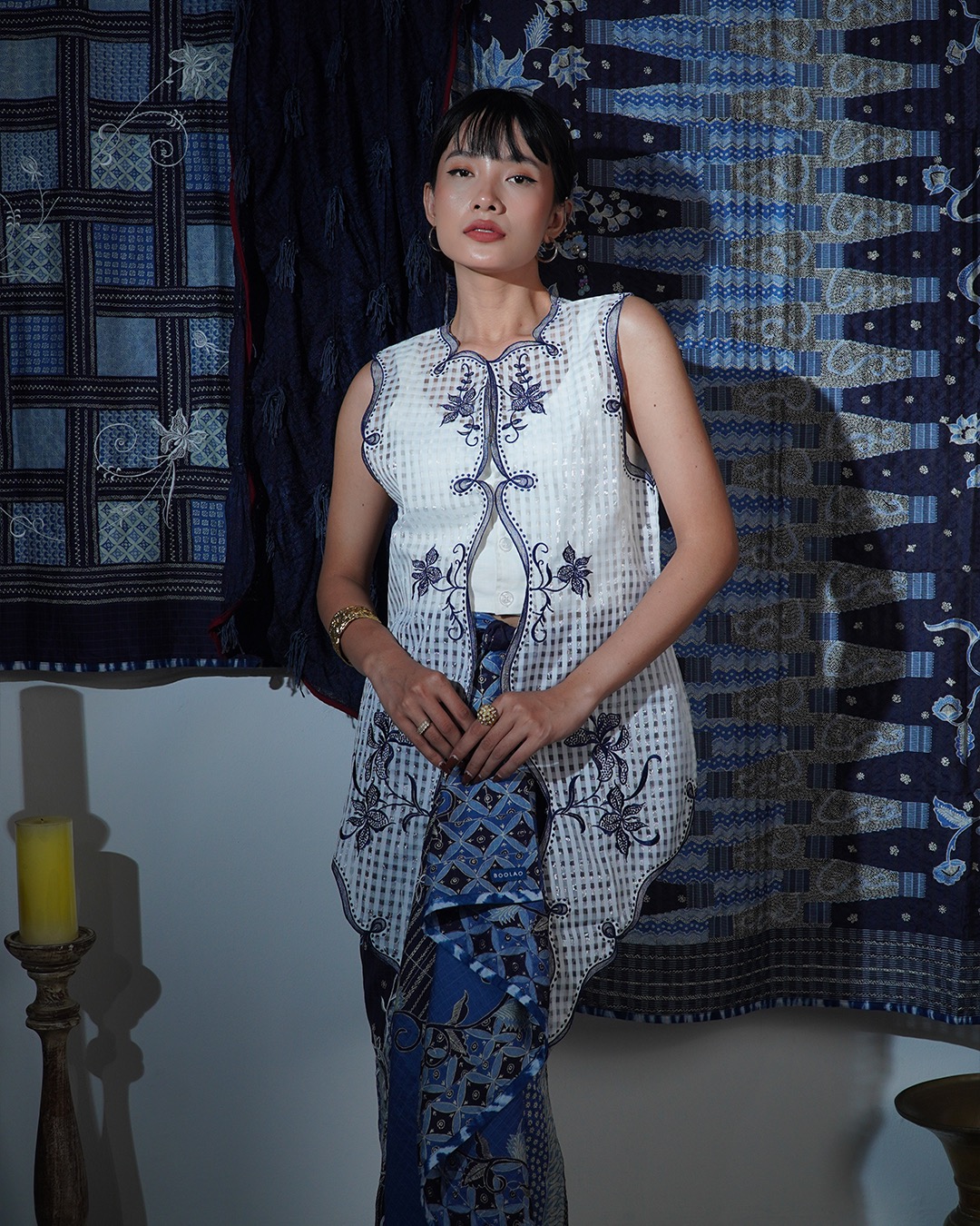 Djaline by Boolao Kebaya Vest Anggrek Bulan Putih Navy