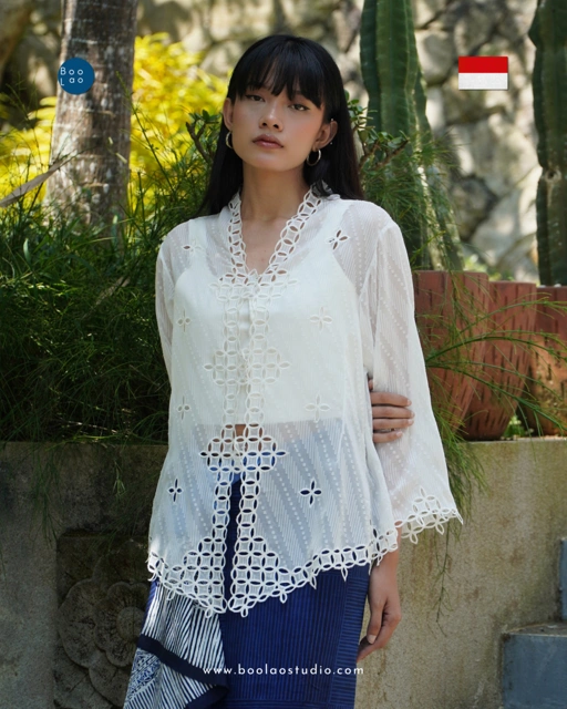 Image of BOOLAO Kebaya Seribu Kawung - Putih Parang