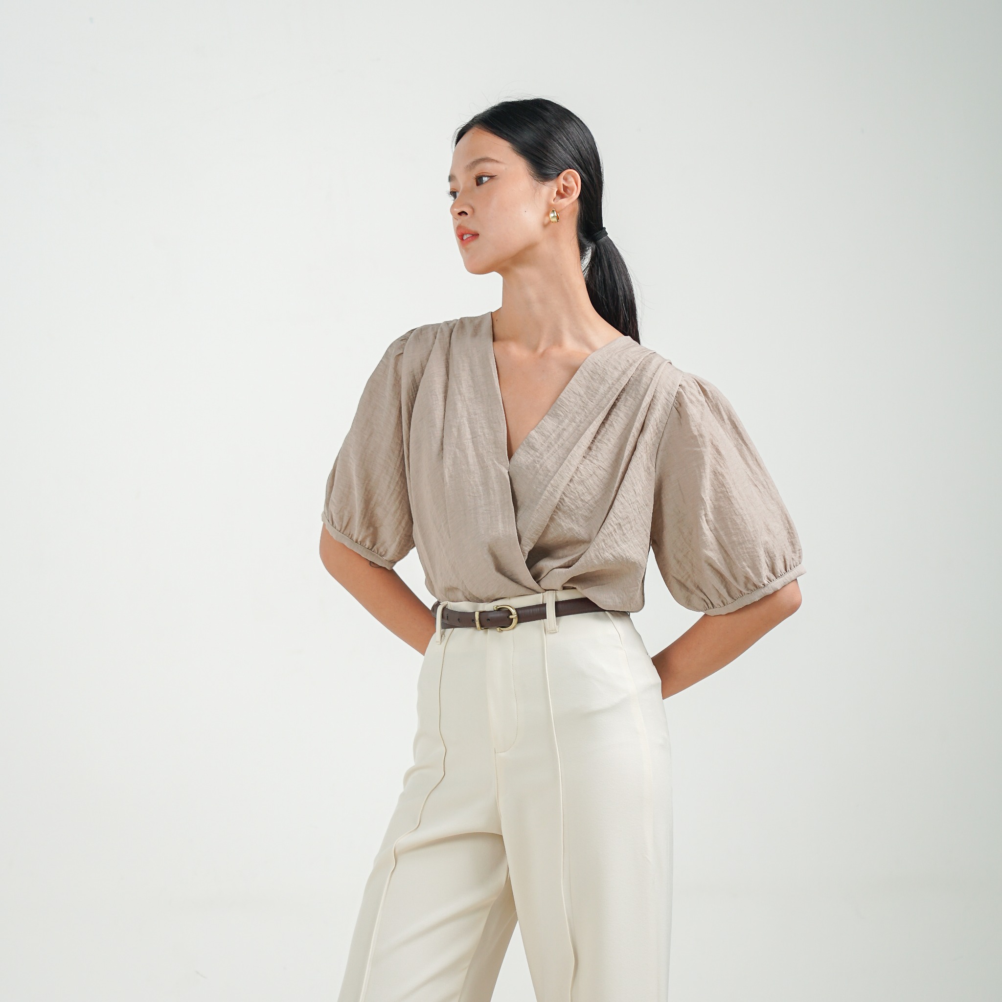 [Tutuloph] Lumi Blouse | Atasan Blouse Lengan Pendek Wanita | V - NECK Top 