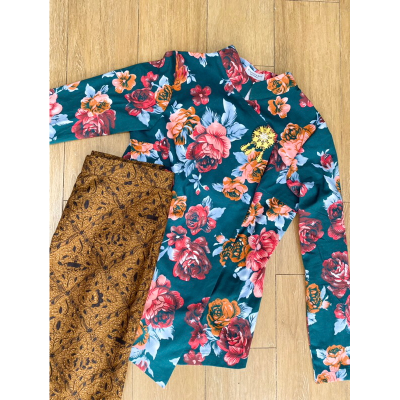 Riskavebrie - Kebaya Janggan Kembangan