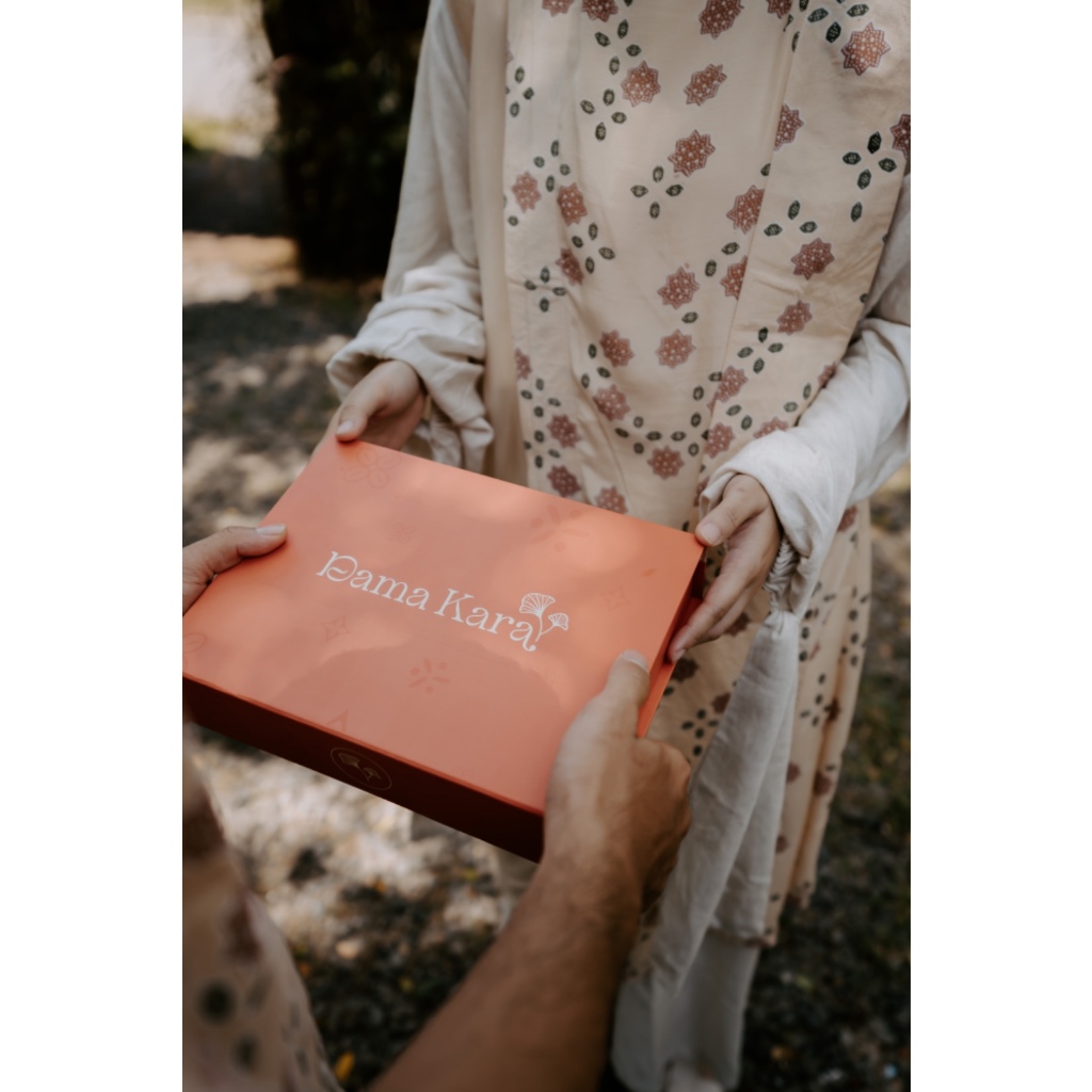 Dama Kara Exclusive Gift Box and Gift Card