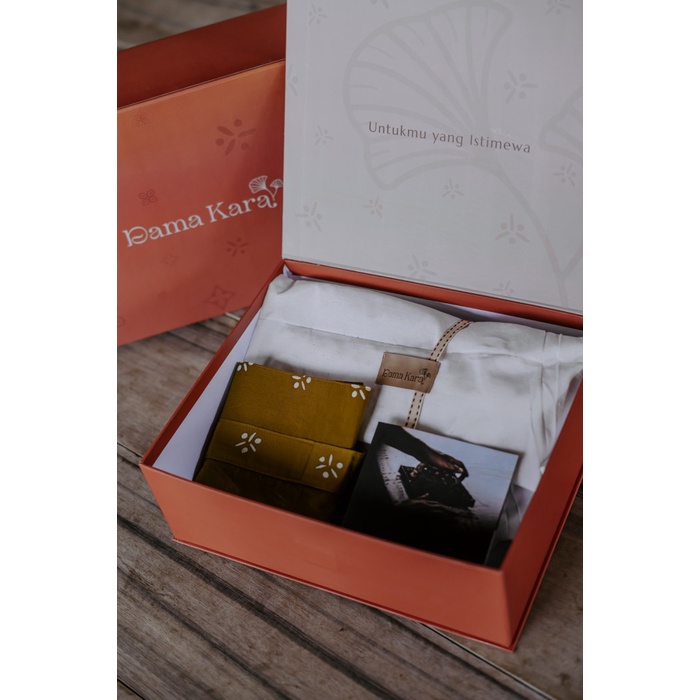 Dama Kara Exclusive Gift Box and Gift Card