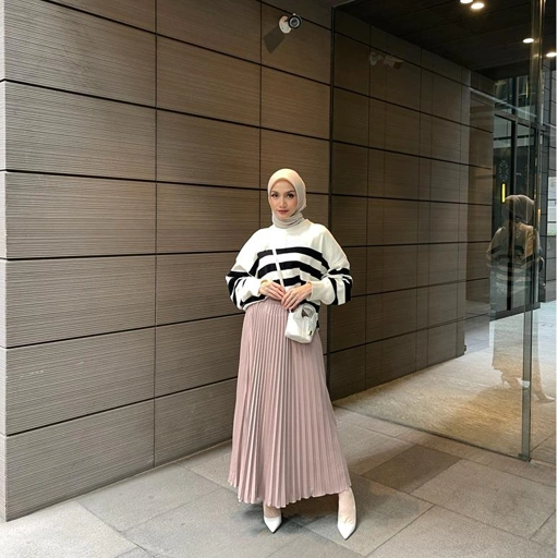 Image of UMBRELLA PLEATS SKIRT - LATTE