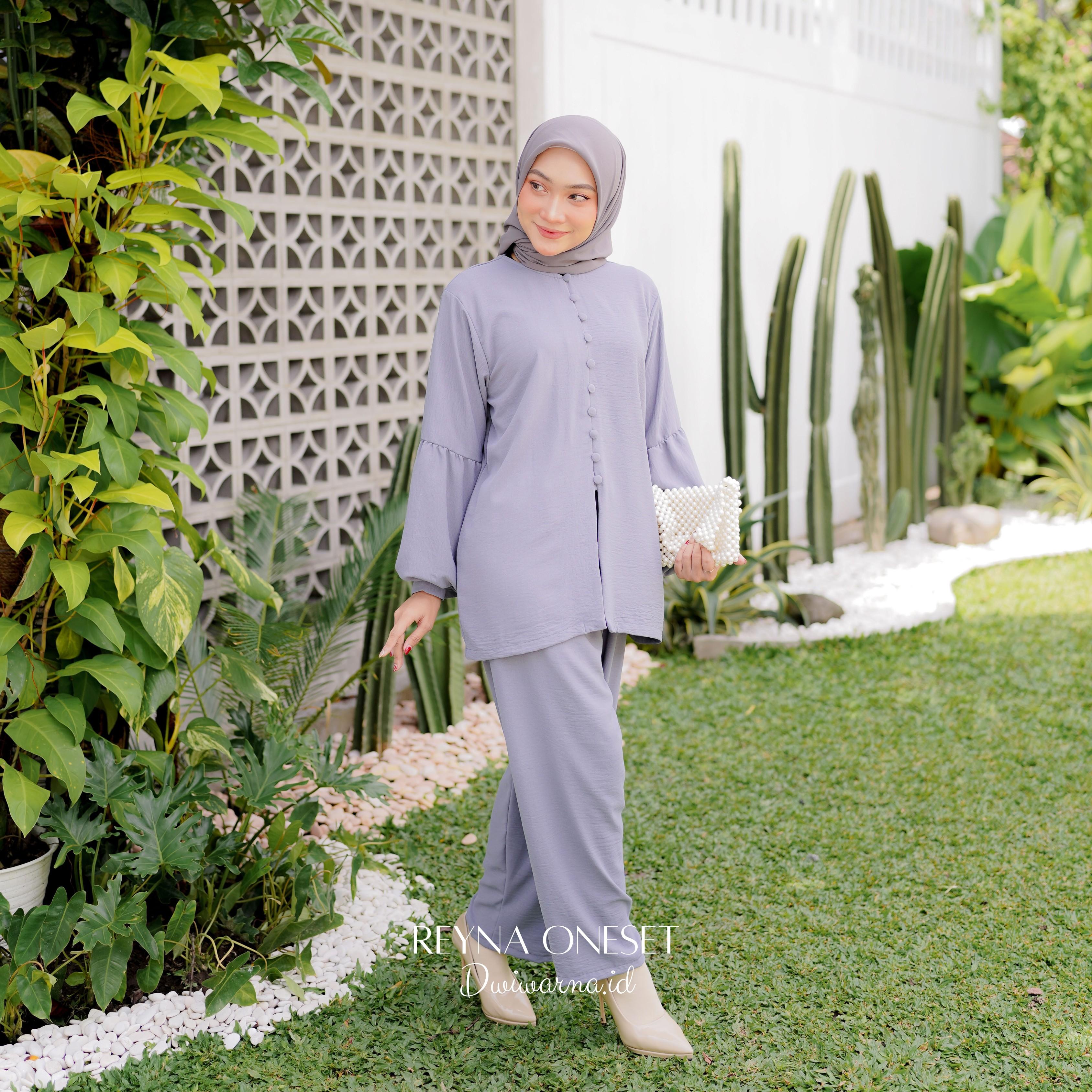 One Set "REYNA" by Dwiwarna