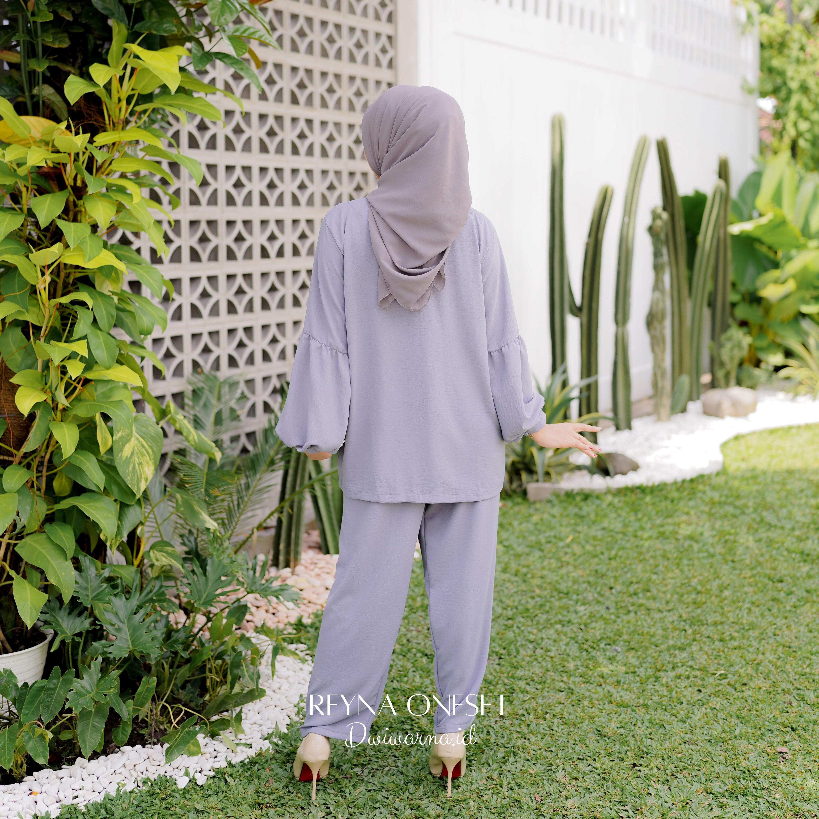 One Set "REYNA" by Dwiwarna