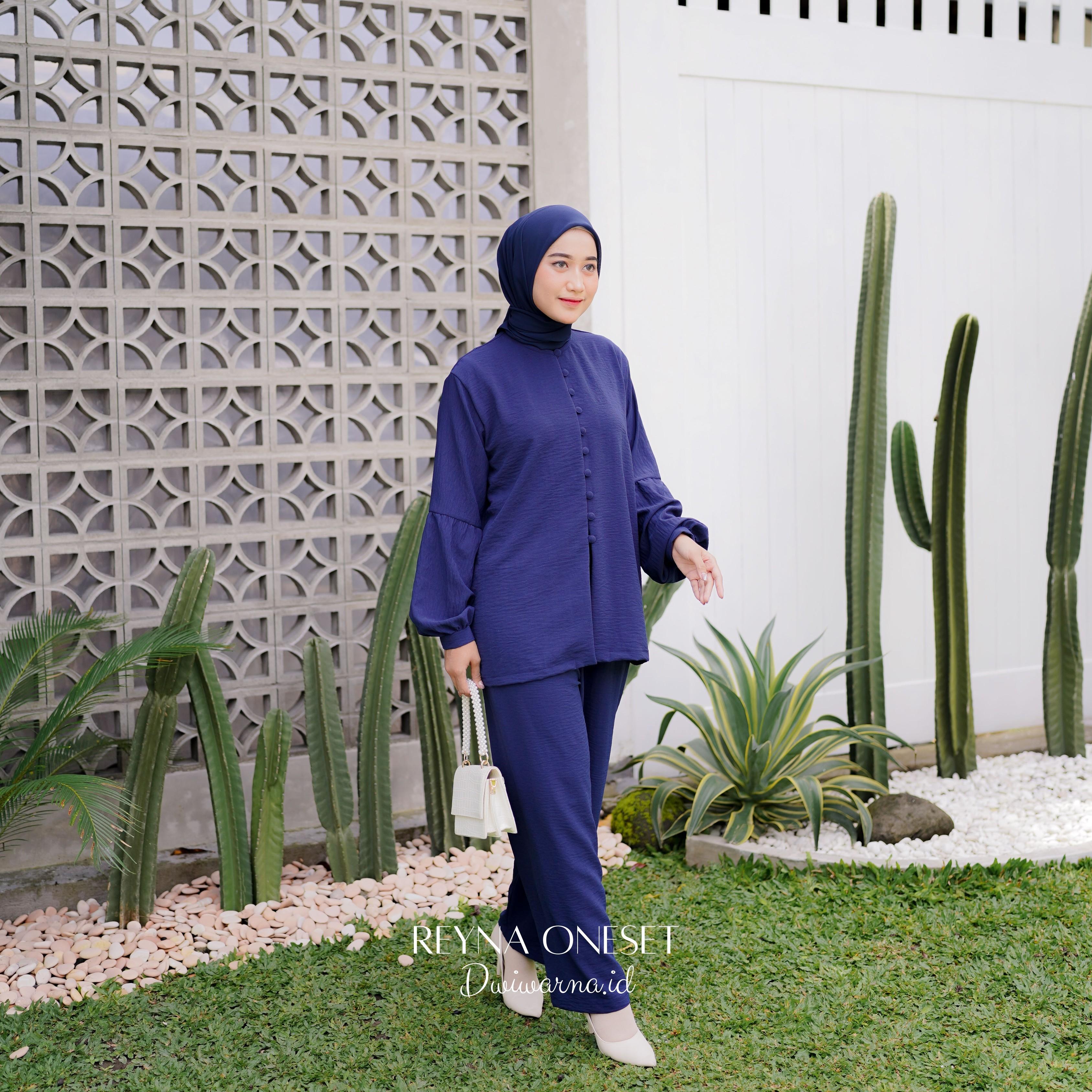 One Set "REYNA" by Dwiwarna