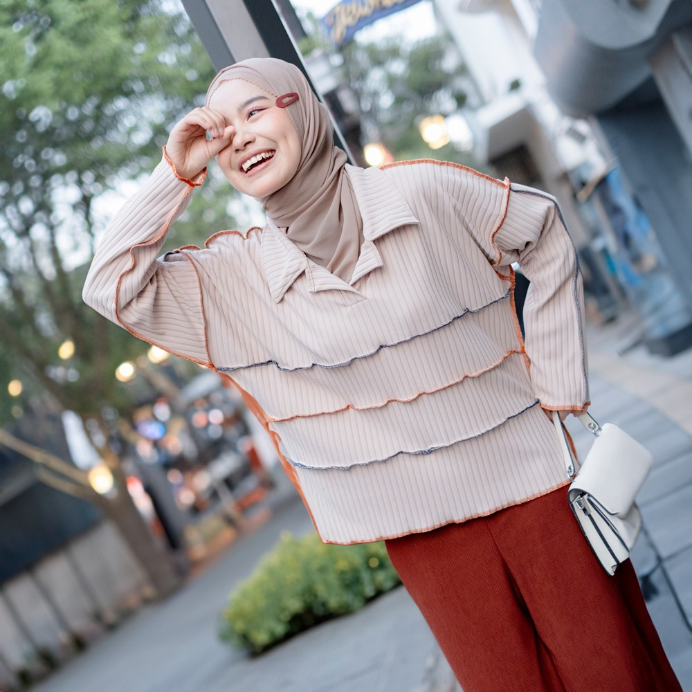 Mybamus Yuna Playfull Knit Tops – Atasan Muslim Wanita – Blus Knit Lengan Panjang