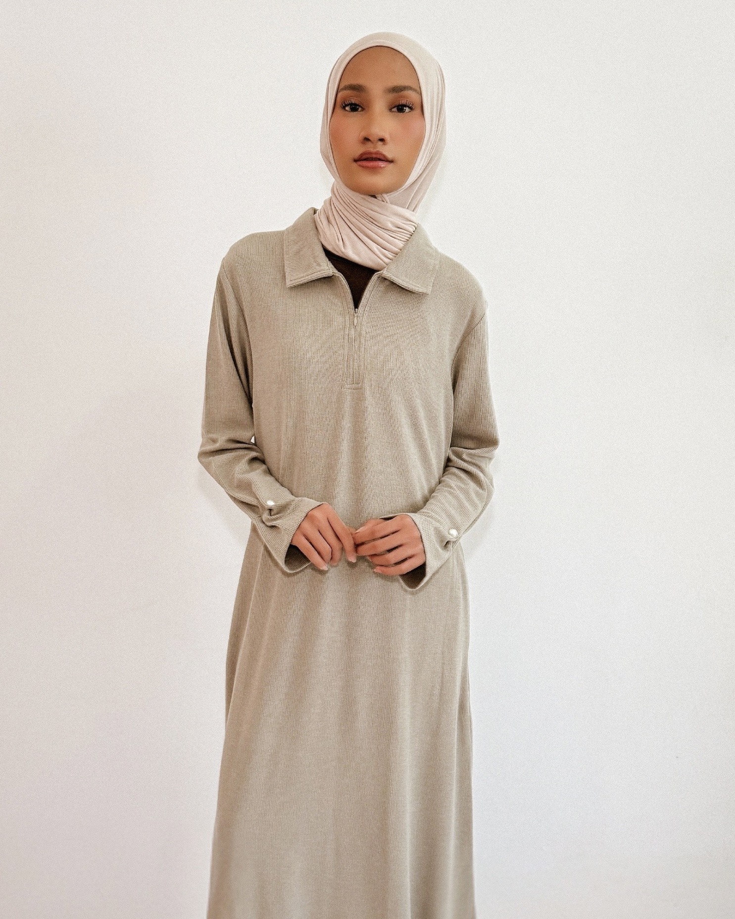 QANNA - Zipped Collar Knit Abaya