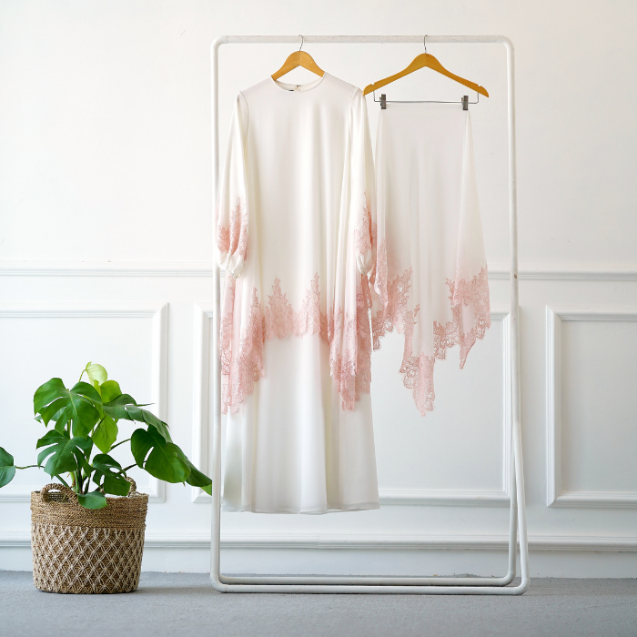 Modest Wear AIKILA : RAHA in White