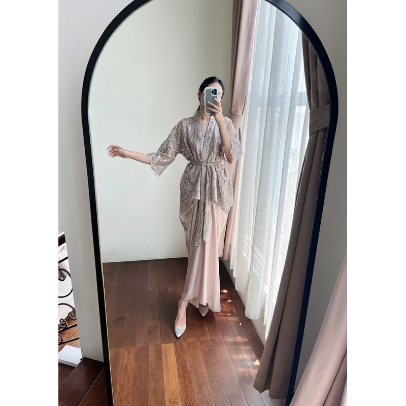 amrthelabel / alkaly maxi / nude gold