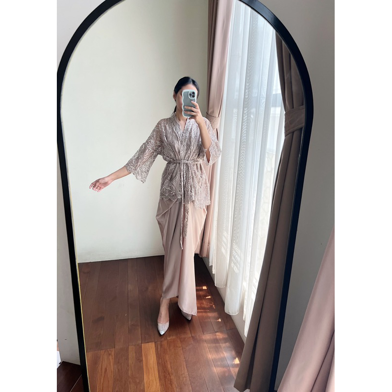 amrthelabel / alkaly maxi / nude gold