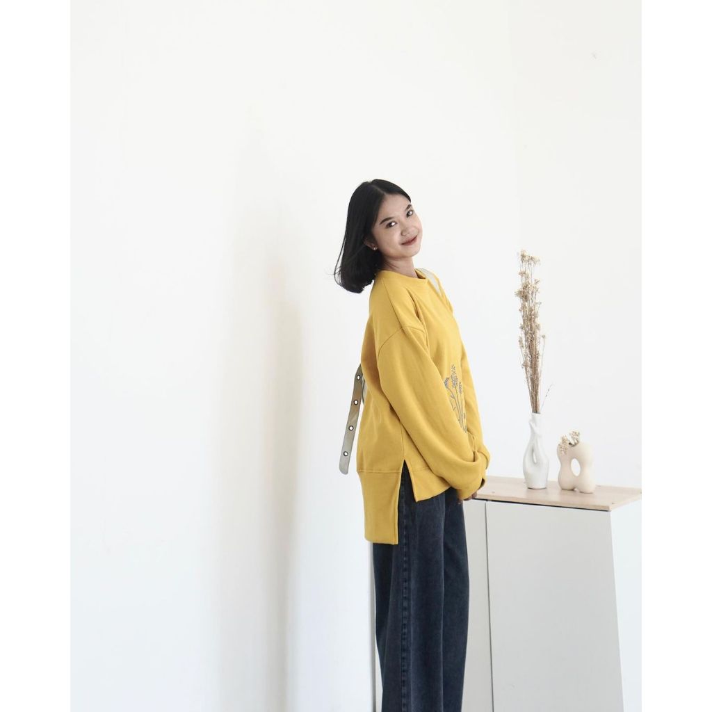 SUNNY Embroidery Slit Top