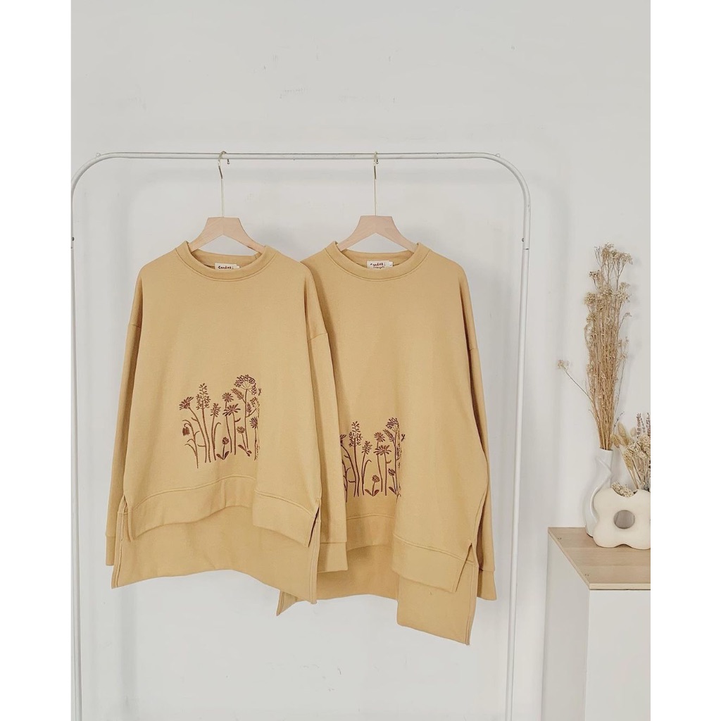 SUNNY Embroidery Slit Top