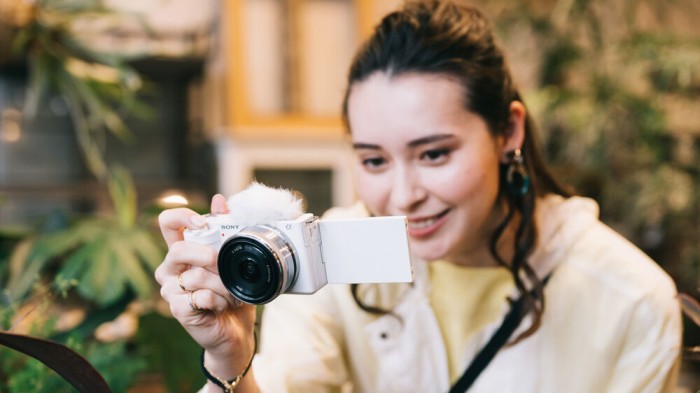 Sony ZV-E10 Mirrorless Camera with Kit 16-50mm Lens - Resmi