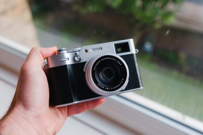 Fujifilm X100VI Digital Camera with 40.2MP APS-C X-Trans X-Processor 5 Image Fujinon 23mm f/2 Lens - Resmi